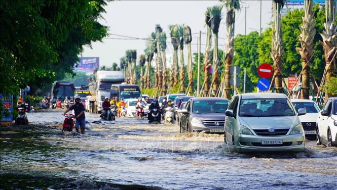 Nhiều xe mô tô bị chết máy do đường Võ Nguyên Giáp, phường 12, thành phố Vũng Tàu ngập sâu sau mưa lớn. Ảnh: Hoàng Nhị - TTXVN