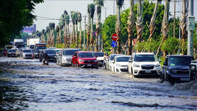 Đường Võ Nguyên Giáp, phường 12, thành phố Vũng Tàu ngập sâu khiến nhiều phương tiện trong giờ đi làm bị kẹt cứng. Ảnh: Hoàng Nhị - TTXVN
