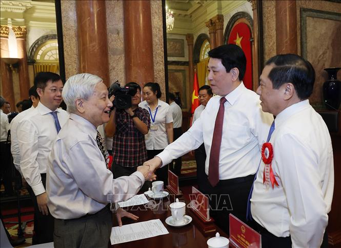 Chủ tịch nước Lương Cường thăm hỏi nhà báo lão thành Hà Đăng.  Ảnh: Lâm Khánh - TTXVN