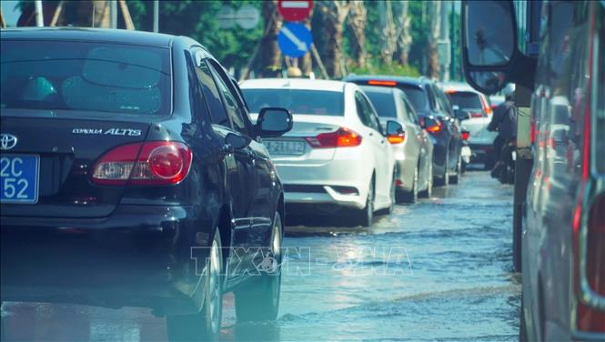 Kẹt xe kéo dài từ Ngã 3 Long Sơn đến Cầu Cỏ May, thành phố Vũng Tàu do mưa lớn gây ngập đường. Ảnh: Hoàng Nhị - TTXVN