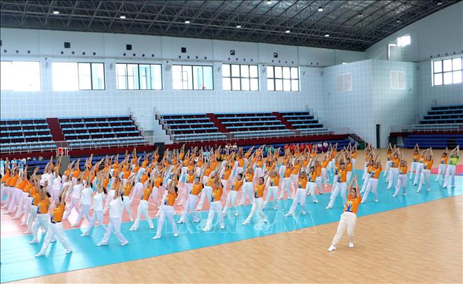 Tiết mục đồng diễn yoga tại chương trình. Ảnh: Lê Thúy Hằng – TTXVN