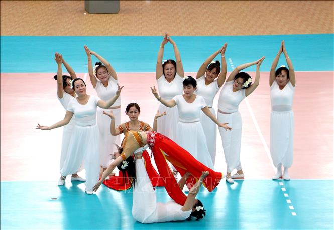 Tiết mục giao lưu biểu diễn yoga của các câu lạc bộ. Ảnh: Lê Thúy Hằng – TTXVN