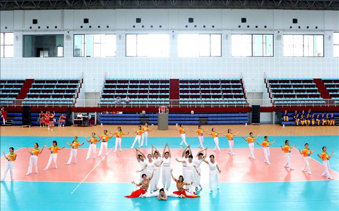 Tiết mục giao lưu biểu diễn yoga của các câu lạc bộ. Ảnh: Lê Thúy Hằng – TTXVN