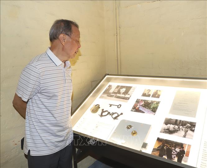 Nhà nghiên cứu Lý Minh Hán thăm di tích nhà tù Victoria, nơi Bác Hồ bị giam giữ trong thời gian hoạt động Cách mạng tại Hong Kong. Ảnh: Xuân Vịnh – PV TTXVN tại Trung Quốc