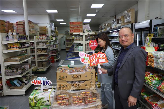 The Vietnam Trade Office in the UK in collaboration with TT Meridian Company organized a lychee week in London. VNA Photo: Phong Hà 