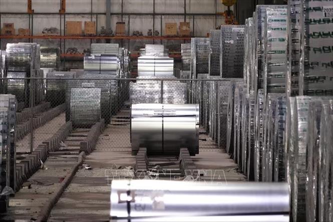 Bên trong một nhà máy thép ở Arkansas, Mỹ. Ảnh: REUTERS/TTXVN