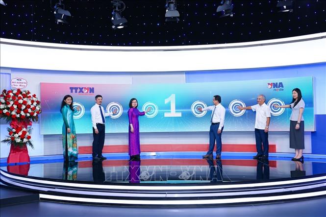 Đại biểu thực hiện nghi thức ra mắt chuyên trang vietnammedia.vnanet.vn. Ảnh: Thanh Tùng - TTXVN 