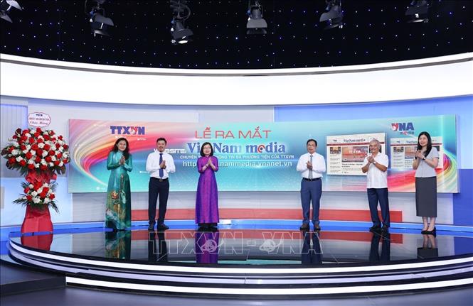 Đại biểu thực hiện nghi thức ra mắt chuyên trang vietnammedia.vnanet.vn. Ảnh: Thanh Tùng - TTXVN 