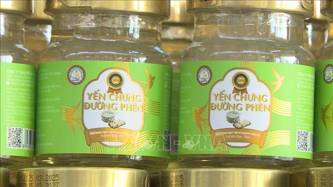 Sản phẩm yến chưng đường phèn của Công ty TNHH Yến sào Tuấn Dương & TKT. Ảnh: TTXVN phát