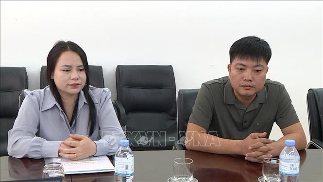 Đại diện Công ty TNHH Yến sào Tuấn Dương & TKT làm việc với cơ quan chức năng. Ảnh: TTXVN phát