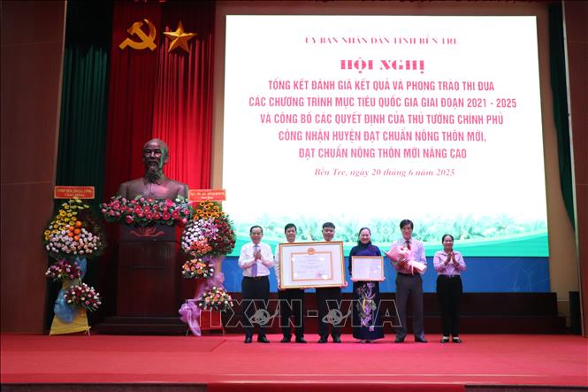 Chủ tịch UBND tỉnh Bến Tre Trần Ngọc Tam trao bằng công nhận huyện Mỏ Cày Bắc đạt chuẩn nông thôn mới. Ảnh: Công Trí-TTXVN