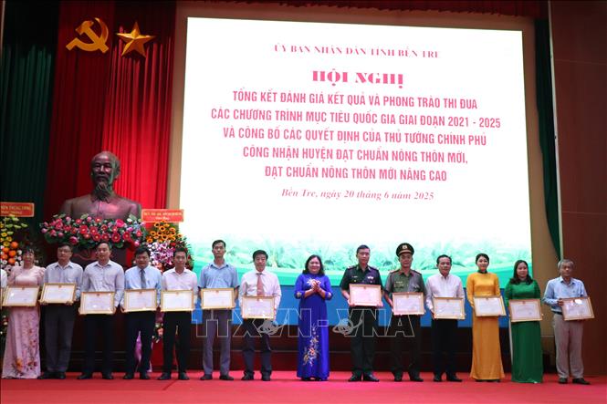 Bí thư Tỉnh ủy Bến Tre Hồ Thị Hoàng Yến trao bằng Bằng khen cho tập thể và cá nhân có thành tích xuất sắc trong thực hiện Chương trình mục tiêu quốc gia giai đoạn 2021-2025.Ảnh: Công Trí-TTXVN