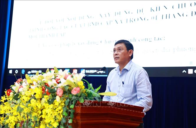 Phó Chủ tịch Thường trực UBND tỉnh Đắk Lắk Nguyễn Tuấn Hà quán triệt chuyên đề liên quan đến hoạt động của Chủ tịch UBND cấp xã (mới). Ảnh: Hoài Thu – TTXVN.