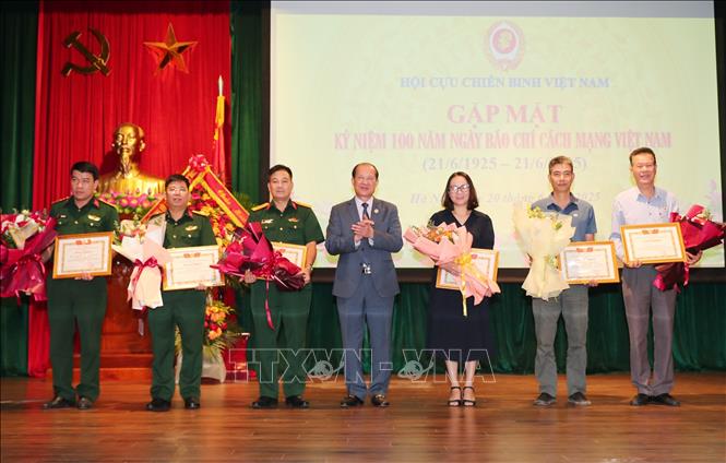 Thượng tướng Bế Xuân Trường, Chủ tịch Hội cựu chiến binh Việt Nam trao Bằng khen của Hội cho các tập thể. Ảnh: Trọng Đức - TTXVN