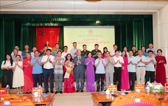 Thượng tướng Bế Xuân Trường, Chủ tịch Hội cựu chiến binh Việt Nam và các đại biểu. Ảnh: Trọng Đức - TTXVN