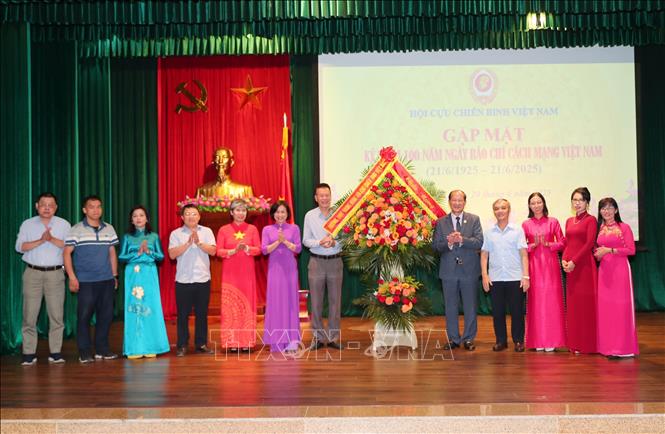 Thượng tướng Bế Xuân Trường, Chủ tịch Hội cựu chiến binh Việt Nam tặng hoa chúc mừng cán bộ, phóng viên Báo Cựu chiến binh. Ảnh: Trọng Đức - TTXVN