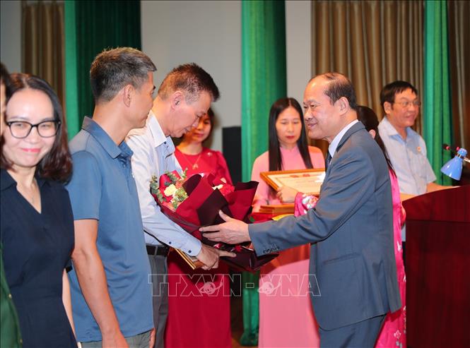 Thượng tướng Bế Xuân Trường, Chủ tịch Hội cựu chiến binh Việt Nam trao Bằng khen của Hội cho các tập thể. Ảnh: Trọng Đức - TTXVN