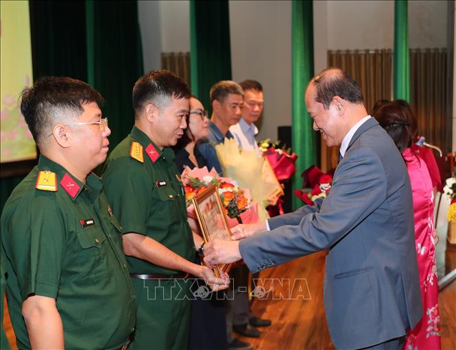 Thượng tướng Bế Xuân Trường, Chủ tịch Hội cựu chiến binh Việt Nam trao Bằng khen của Hội cho các tập thể. Ảnh: Trọng Đức - TTXVN