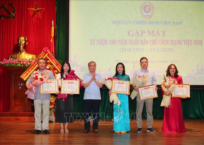 Thượng tướng Phạm Hồng Hương, Phó Chủ tịch Hội cựu chiến binh Việt Nam trao Bằng khen của Hội cho các cá nhân. Ảnh: Trọng Đức - TTXVN