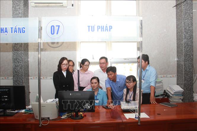 Cán bộ vận hành thử nghiệm thí điểm hệ thống Trung tâm phục vụ hành chính công xã Phước Long mới. 
Ảnh: Chanh Đa-TTXVN