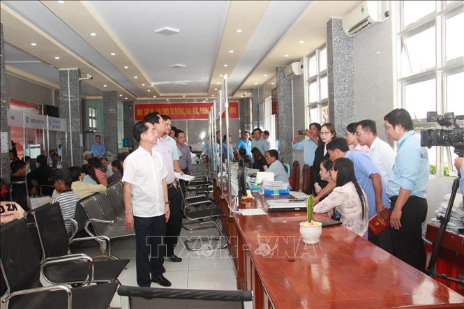 Đồng chí Hồ Thanh Thủy, Trưởng Ban Tổ chức Tỉnh ủy Bạc Liêu, tham quan vận hành thí điểm Trung tâm phục vụ hành chính công xã Phước Long mới. Ảnh: Chanh Đa-TTXVN