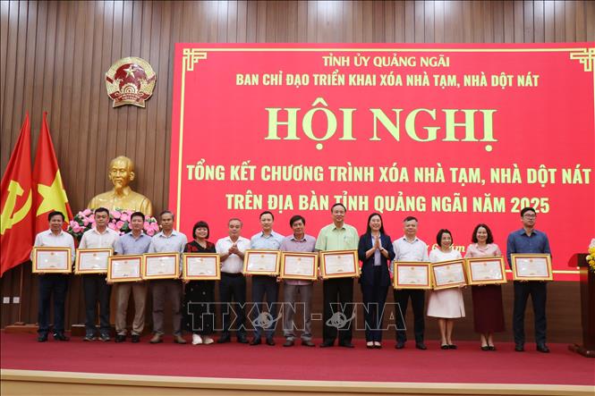 Lãnh đạo Tỉnh ủy, UBND tỉnh Quảng Ngãi trao Bằng khen của Chủ tịch UBND tỉnh Quảng Ngãi cho các tập thể có thành tích xuất sắc trong công tác xóa nhà tạm. Ảnh: Phạm Cường-TTXVN