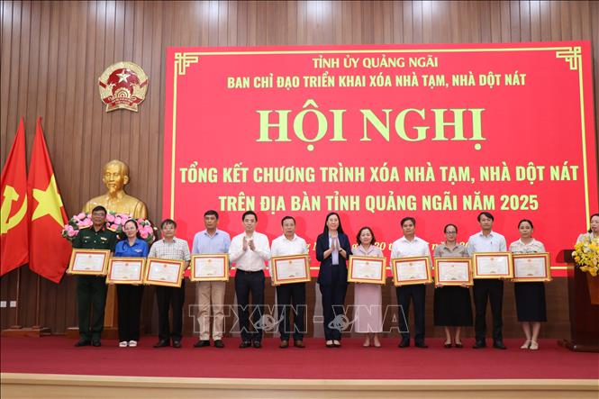Ủy viên Trung ương Đảng, Bí thư Tỉnh ủy Quảng Ngãi Bùi Thị Quỳnh Vân trao Bằng khen cho các tập thể, cá nhân có thành tích xuất sắc trong công tác xóa nhà tạm. Ảnh: Phạm Cường-TTXVN