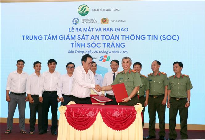 Lãnh đạo Sở Khoa học và Công nghệ Sóc Trăng ký và bàn giao Trung tâm SOC cho Công an tỉnh Sóc Trăng. Ảnh: Trung Hiếu. TTXVN