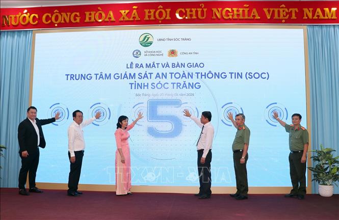 Nhấn nút chính thức ra mắt trung tâm giám sát an toàn thông tin tỉnh Sóc Trăng. Ảnh: Trung Hiếu. TTXVN