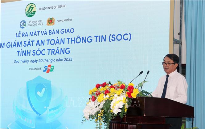 Ông Nguyễn Văn Khởi, Phó Chủ tịch UBND tỉnh Sóc Trăng, phát biểu tại buổi lế ra mắt bàn giao trung tâm SOC. Ảnh: Trung Hiếu. TTXVN