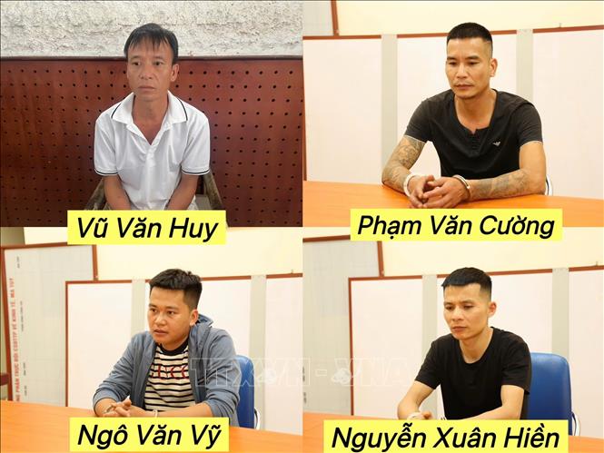 Các đối tượng trong đường dây tổ chức đánh bạc tại Lào Cai. Ảnh: TTXVN phát