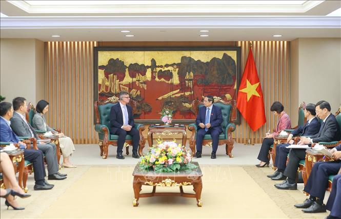 Thủ tướng Phạm Minh Chính tiếp ông Antoine Colin, Phó Chủ tịch cấp cao, phụ trách toàn cầu về chuyển đổi số và chuỗi cung ứng của Tập đoàn HP (Hoa Kỳ). Ảnh: Dương Giang-TTXVN 