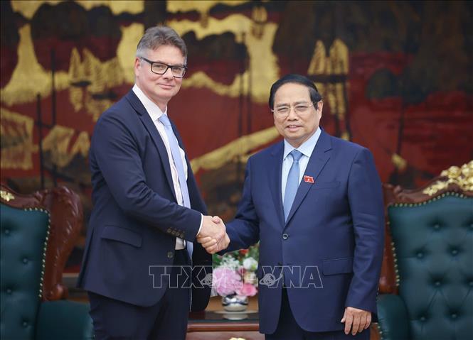 Prime Minister Pham Minh Chinh welcomes Antoine Colin, Senior Vice President, Global Supply Chain Digital Transformation & Resilience at HP Group. VNA Photo: Dương Giang