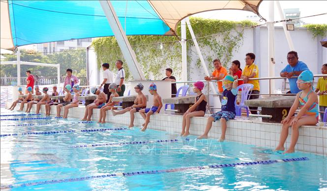 Các vận động viên “nhí” dưới 6 tuổi chuẩn bị xuất phát. Ảnh: Trung Tuyến - TTXVN