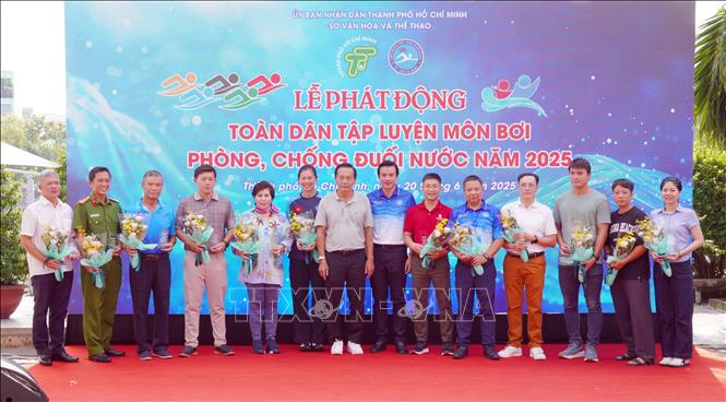 Các đơn vị đồng hành nhận kỷ niệm chương của Ban tổ chức. Ảnh: Trung Tuyến – TTXVN