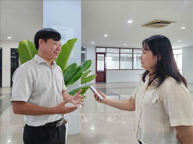 Tiến sĩ Nguyễn Trung Nhân, Trưởng phòng Đào tạo, trường Đại học Công nghiệp Thành phố Hồ Chí Minh trao đổi với phóng viên TTXVN. Ảnh: Xuân Khu - TTXVN
