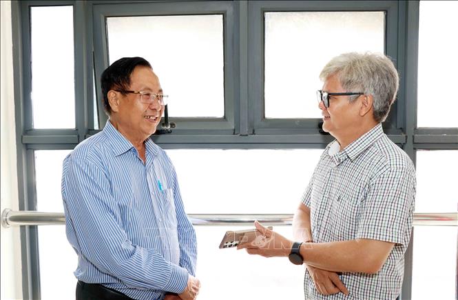 Giáo sư, Tiến sĩ Lê Mạnh Hùng, Chủ tịch Hội Khoa học Thủy lợi Thành phố Hồ Chí Minh trao đổi với phóng viên TTXVN. Ảnh: Thu Hoài - TTXVN