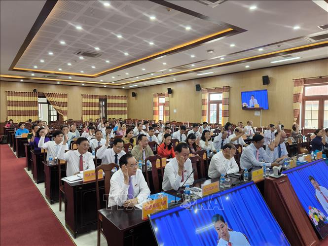 Đại biểu biểu quyết tại kỳ họp. Ảnh: Huỳnh Phúc Hậu - TTXVN