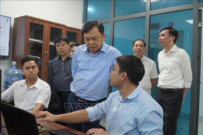 Thứ trưởng Bộ Nông nghiệp và Môi trường Nguyễn Hoàng Hiệp kiểm tra việc cập nhật dữ liệu tại Trung tâm. Ảnh: Thu Hiền - TTXVN                              