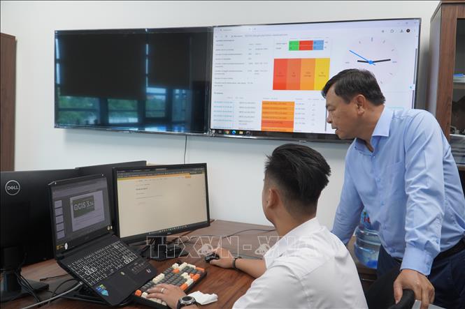 Thứ trưởng Bộ Nông nghiệp và Môi trường Nguyễn Hoàng Hiệp kiểm tra việc cập nhật dữ liệu tại Trung tâm. Ảnh: Thu Hiền - TTXVN