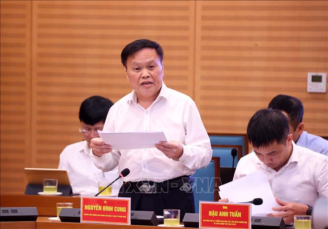 Tiến sỹ Trần Đình Cung, nguyên Viện trưởng Viện Nghiên cứu quản lý kinh tế Trung ương phát biểu. Ảnh: Văn Điệp - TTXVN 