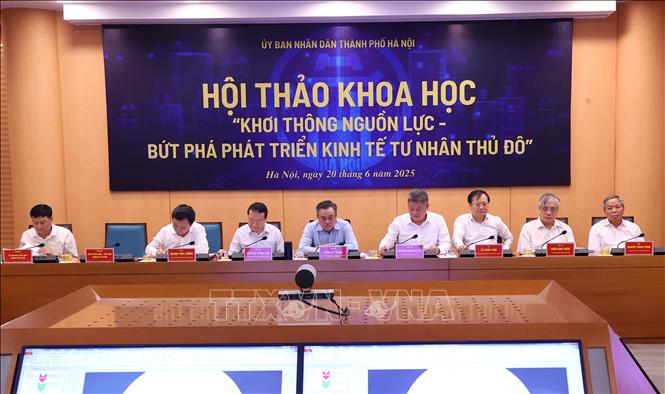 Chủ tịch Ủy ban nhân dân thành phố Hà Nội Trần Sỹ Thanh và các đại biểu tại Hội thảo. Ảnh: Văn Điệp - TTXVN 