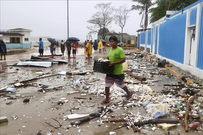 Cảnh ngổn ngang sau khi bão Erick đổ bộ vào bang Oaxaca, Mexico ngày 19/6/2025. Ảnh: AP/TTXVN