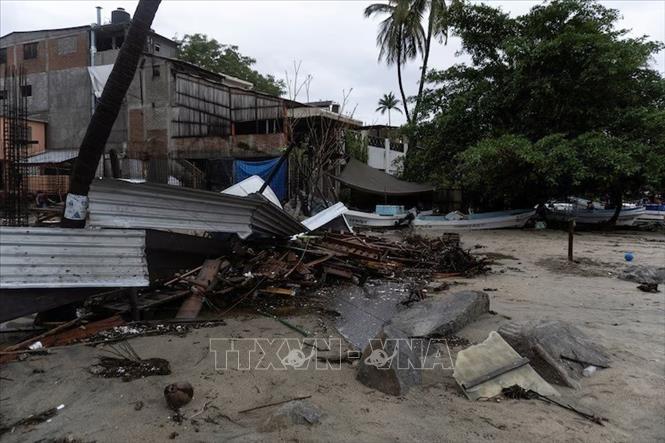 Cảnh ngổn ngang sau khi bão Erick đổ bộ vào Puerto Escondido, Mexico ngày 19/6/2025. Ảnh: REUTERS/TTXVN