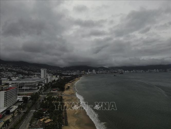 Quang cảnh Vịnh Acapulco, Mexico khi bão Erick đổ bộ ngày 19/6/2025. Ảnh: AP/TTXVN