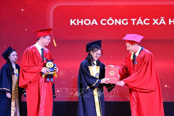PGS.TS Nguyễn Đức Sơn, Hiệu trưởng Trường đại học Sư phạm Hà Nội trao bằng cử nhân cho sinh viên xuất sắc. Ảnh: Thanh Tùng - TTXVN