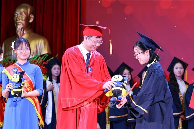 PGS.TS Nguyễn Văn Hiền, Bí thư Đảng ủy, Chủ tịch Hội đồng trường đại học Sư phạm Hà Nội trao phần thưởng cho sinh viên xuất sắc. Ảnh: Thanh Tùng - TTXVN