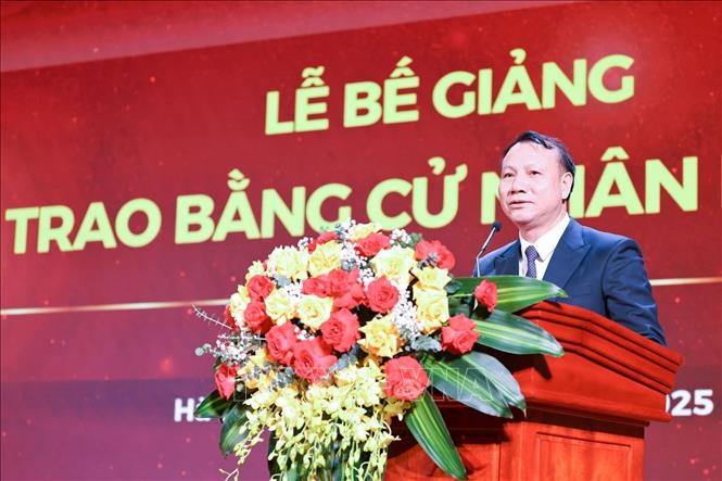 PGS.TS Nguyễn Đức Sơn, Hiệu trưởng Trường đại học Sư phạm Hà Nội phát biểu chúc mừng các tân cử nhân. Ảnh: Thanh Tùng - TTXVN