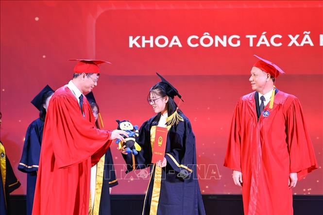 PGS.TS Nguyễn Văn Hiền, Bí thư Đảng ủy, Chủ tịch Hội đồng trường đại học Sư phạm Hà Nội trao phần thưởng cho sinh viên xuất sắc. Ảnh: Thanh Tùng - TTXVN