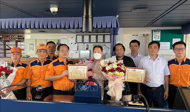 Đại diện Cục Hàng hải và Đường thủy Việt Nam khen thưởng thuyền trưởng tàu STARSHIP TAURUS cùng tập thể thuyền viên vì đã có thành tích cứu nạn kịp thời 11 ngư dân Quảng Ninh bị nạn trên biển. Ảnh: TTXVN phát